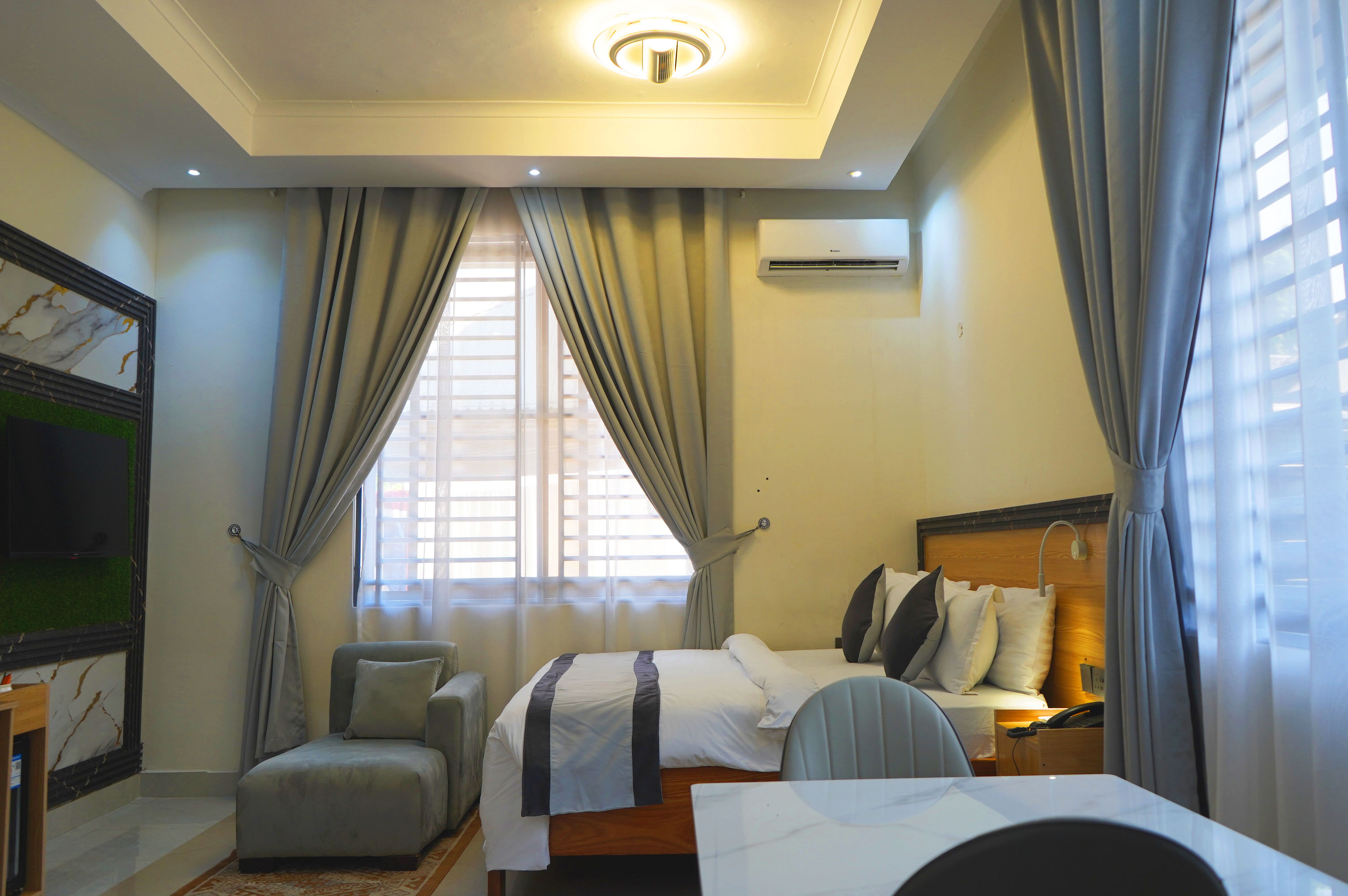 Cassa room with a bed and armchair by the windows